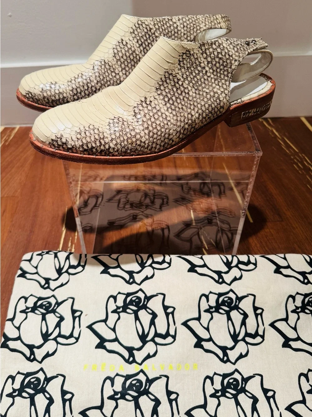 Freda Salvador, the  ‘Rush’ Cream & Taupe Snakeskin Slingback Shoes. Size 9.5